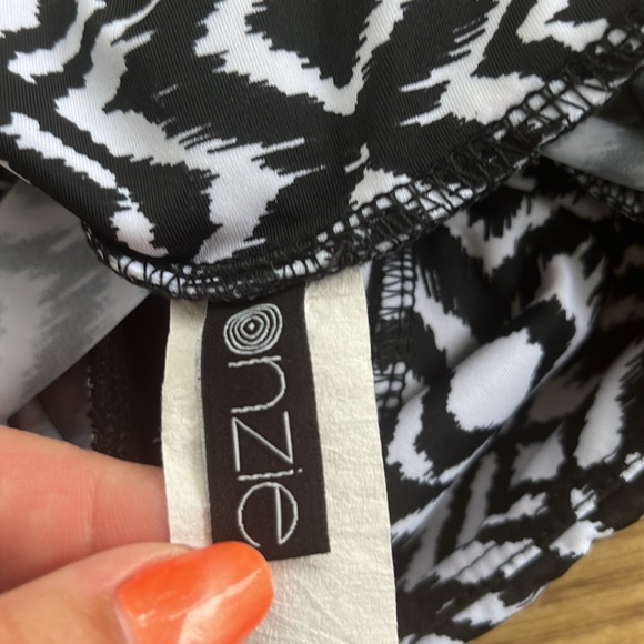 Onzie Black and White Geometric Patterned Mesh Side Crop Leggings - Picture 6 of 8